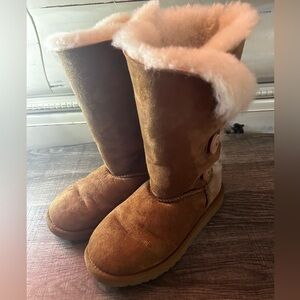 UGG Bailey button down chestnut fur lined boots size size 3